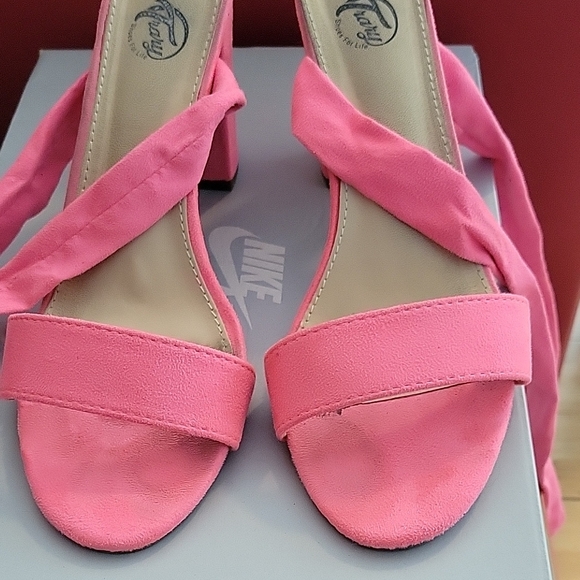 Trary Pink Women's Sandals sz 11 - Picture 2 of 8